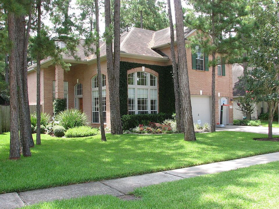 Great landscaping in the front