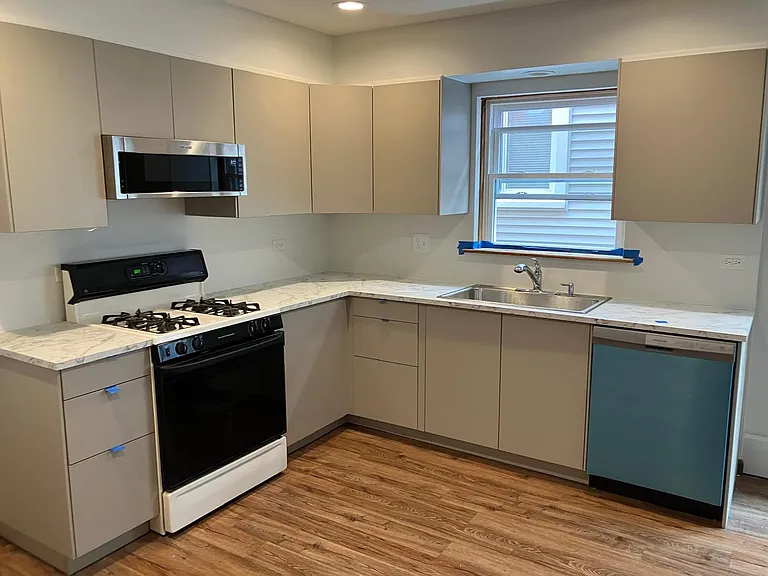 5016 W Cornelia Ave — Photo 2