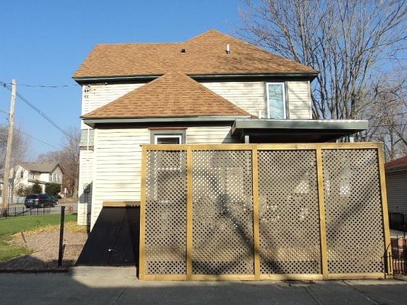 rear of home and sitting deck