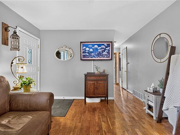 5th image of 307 E College St