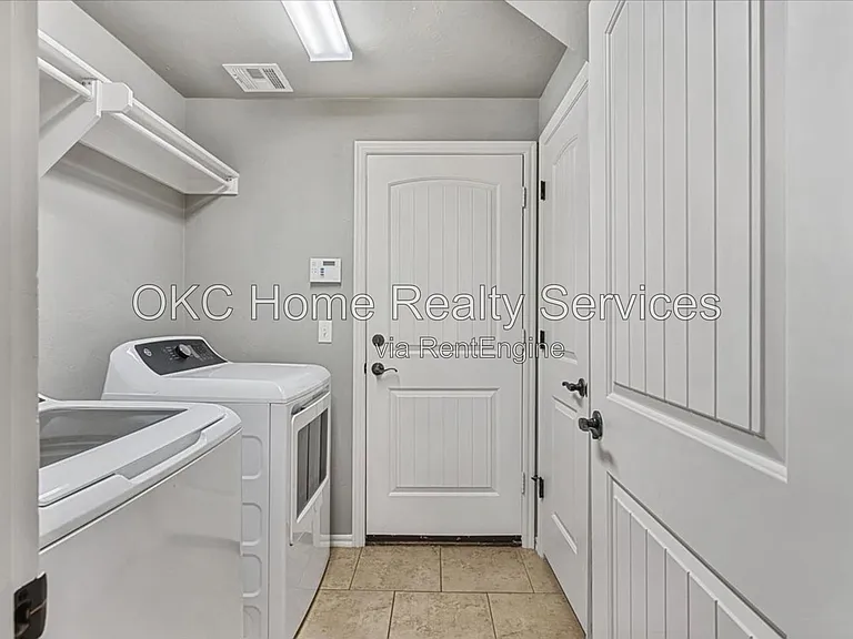 625 NE 23rd St — Photo 11