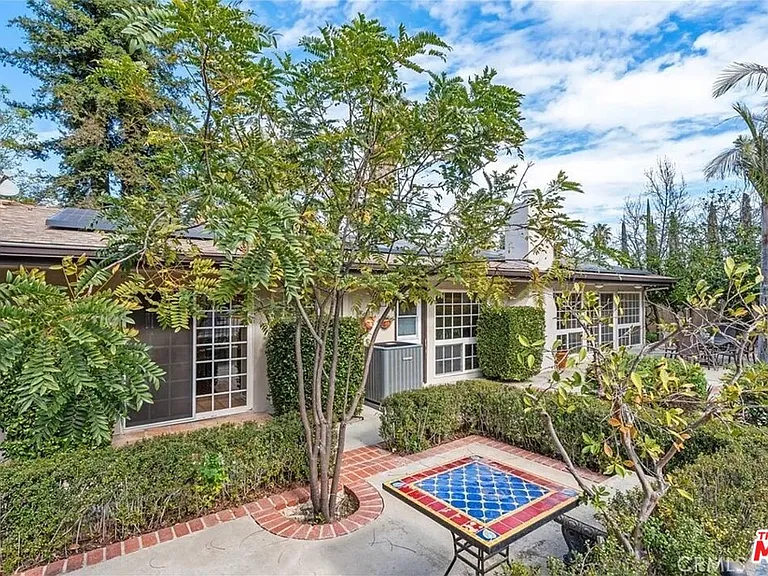 24316 Burbank Blvd — Photo 16