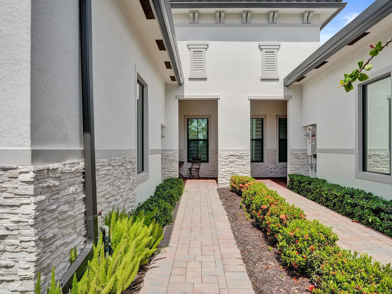 3 bed, 2.0 bath, 1724 sqft, $4,500 — Photo 3