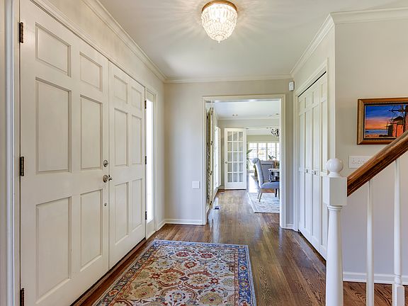 Entry view/gleaming HW floor