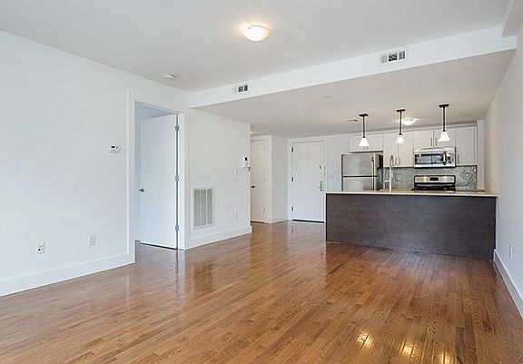 3rd image of 80 Meserole St APT 2E