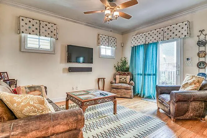 5 bed, 2200 sqft, $3,750 — Photo 4