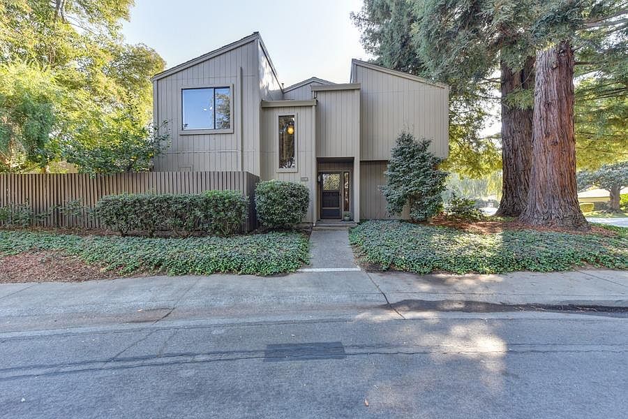 1st image of 1039 Commons Dr