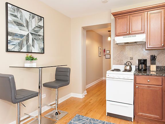 5th image of 28 E Bellevue Pl APT 1A