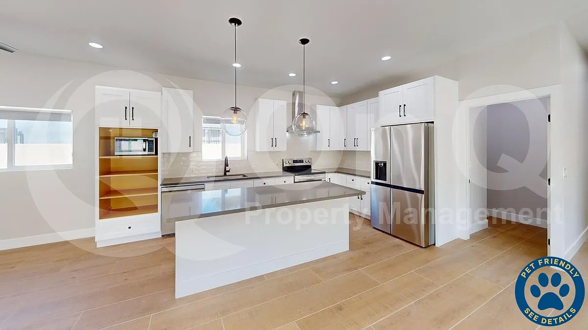 5 bed, 5.5 bath, 2800 sqft, $3,899 — Photo 1