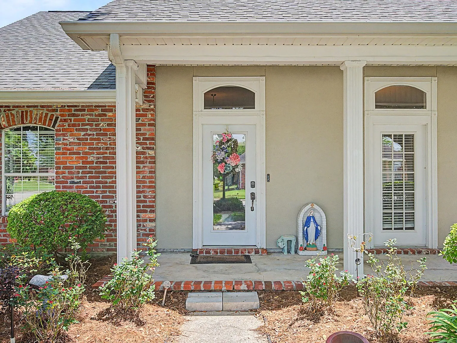 4 bed, 2684 sqft, $3,200 — Photo 2
