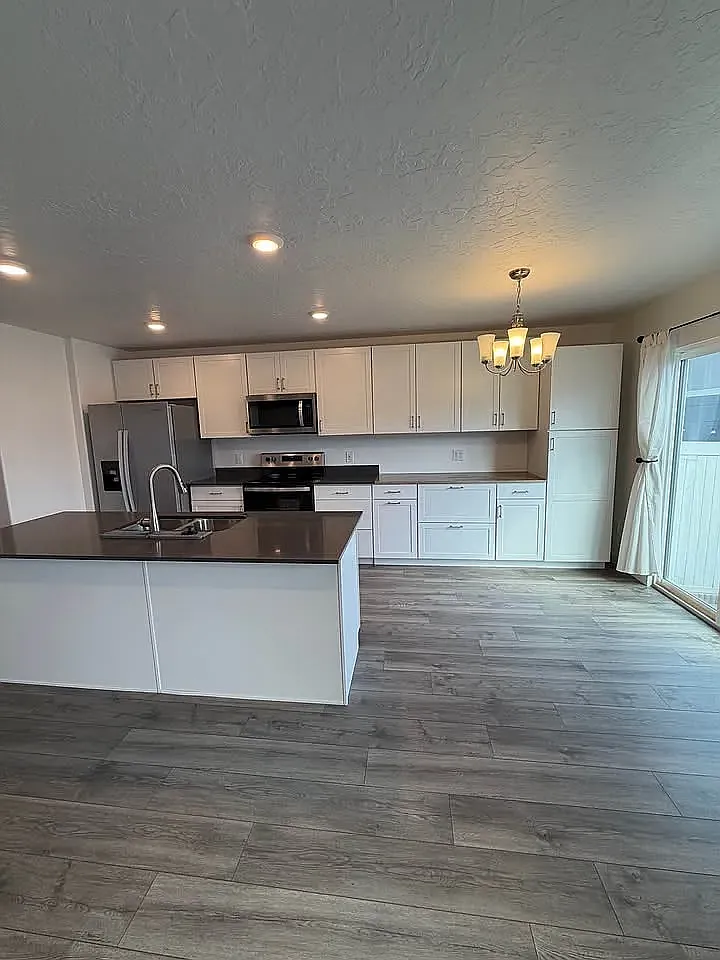 3 bed, 2.5 bath, 2100 sqft, $2,250 — Photo 3