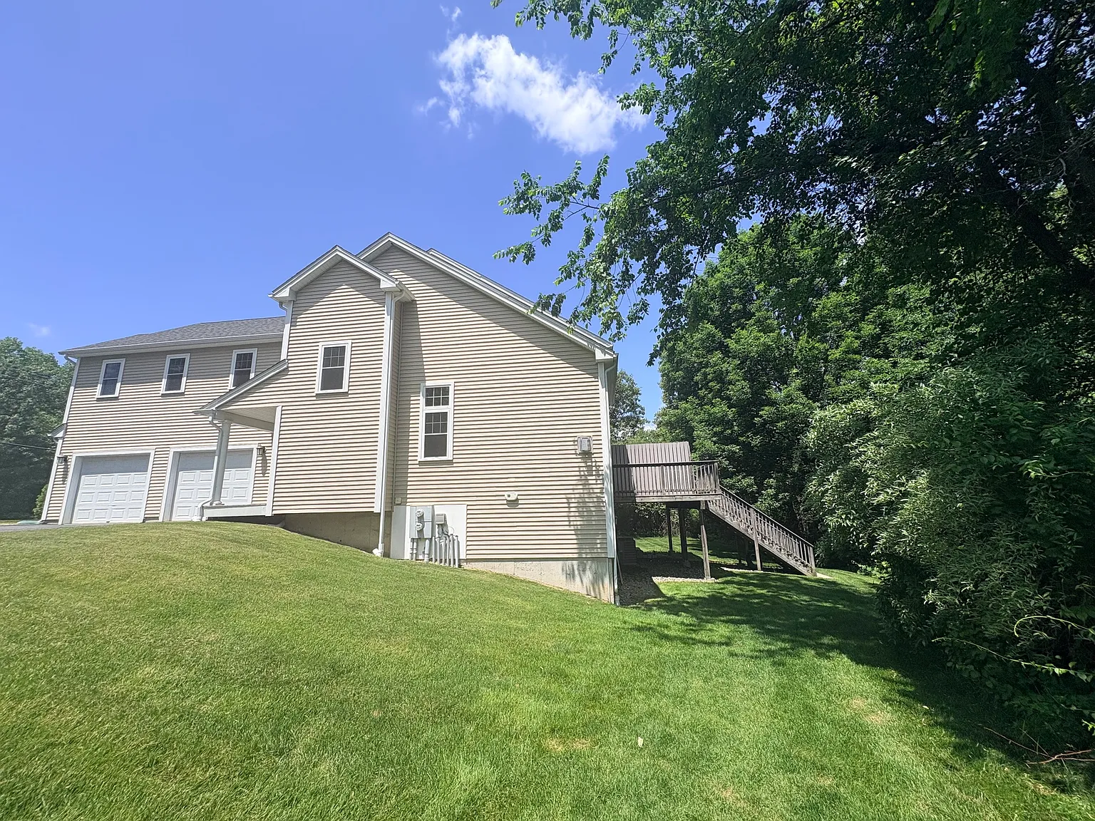 3 bed, 2.5 bath, 2400 sqft, $4,000 — Photo 4