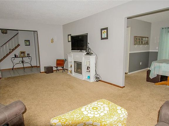 4th image of 17 Mapleview Ave