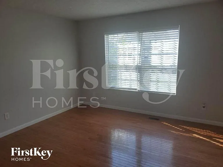 356 Brandon Dr — Photo 3
