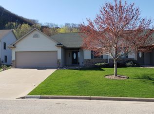 604 Honeygold Ct, La Crescent, MN 55947