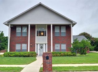 9808 Ravensway Dr, Benbrook, TX 76126