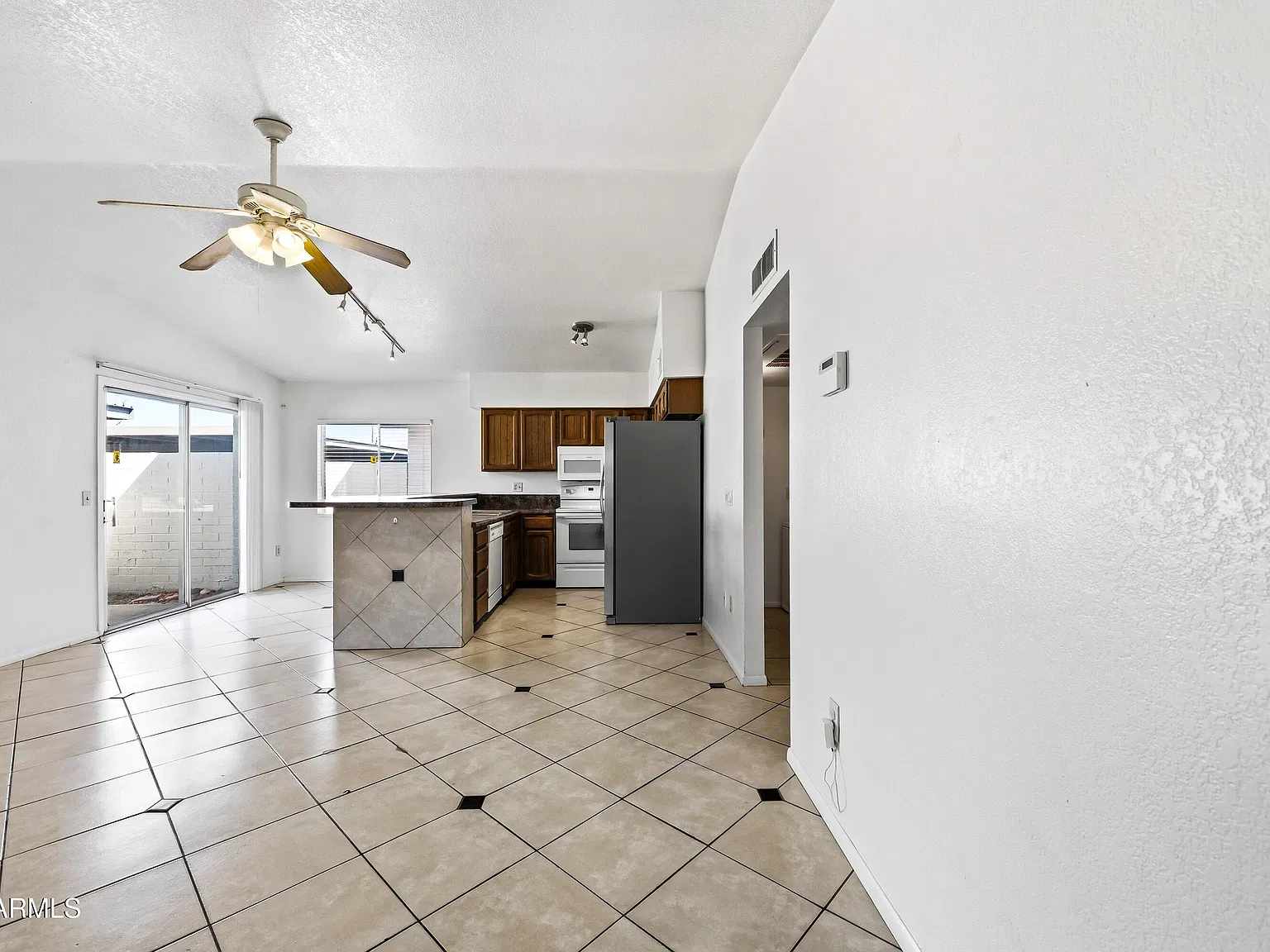 3 bed, 2.0 bath, 1092 sqft, $1,840 — Photo 3