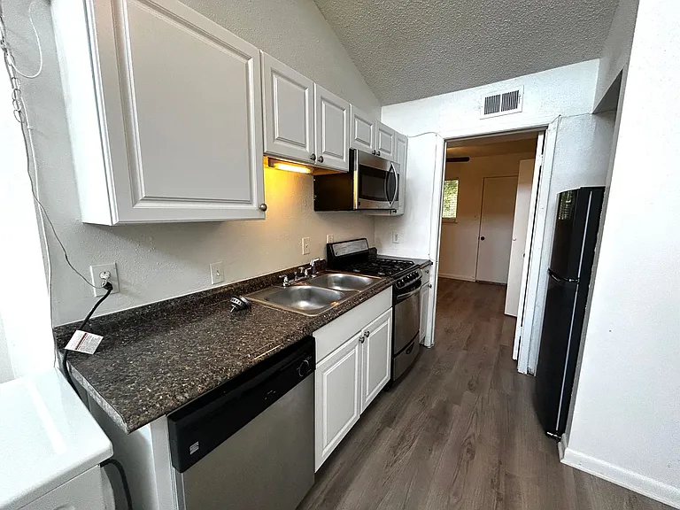 1010 W 23rd St #13 — Photo 7