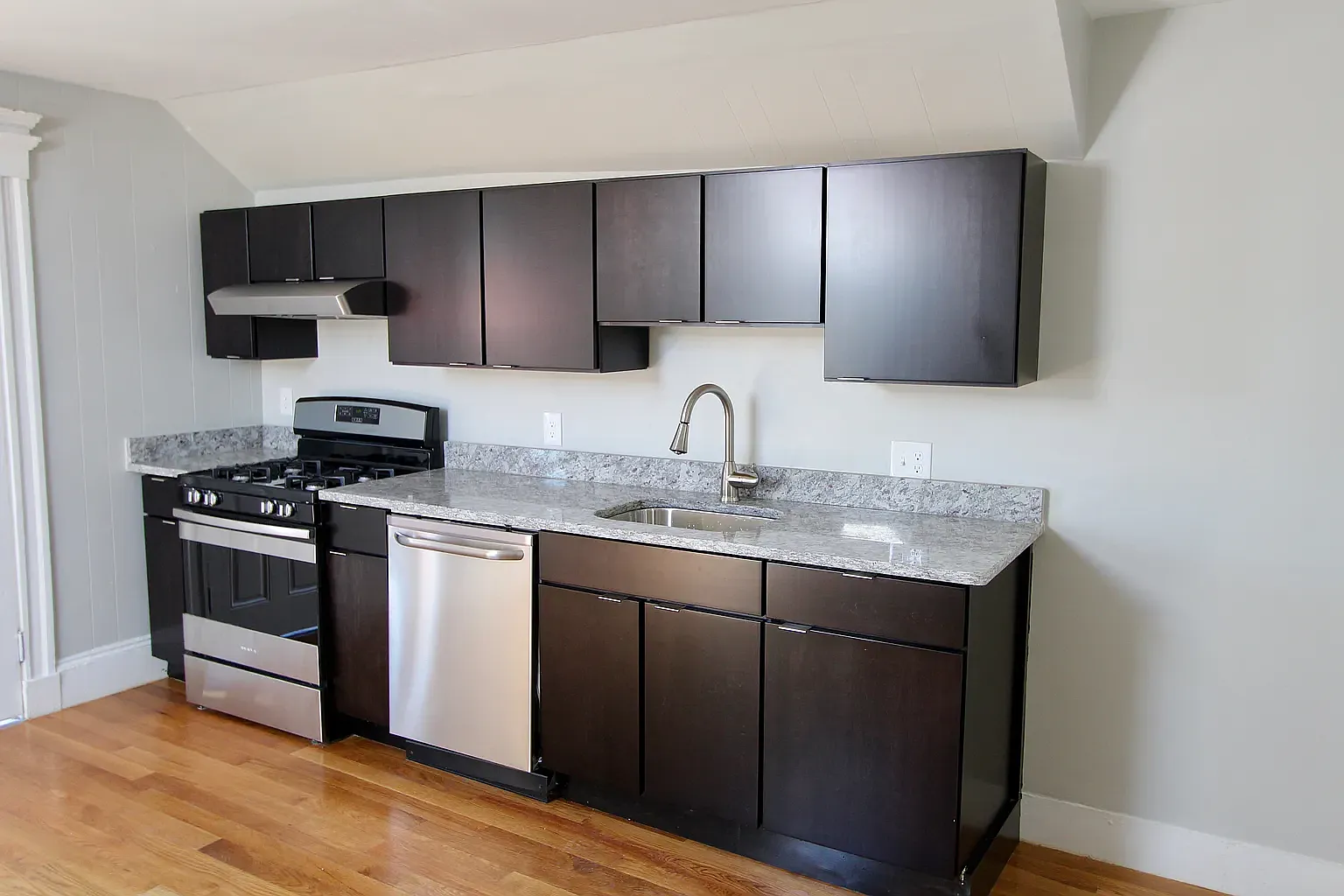 2 bed, 800 sqft, $2,300 — Photo 2