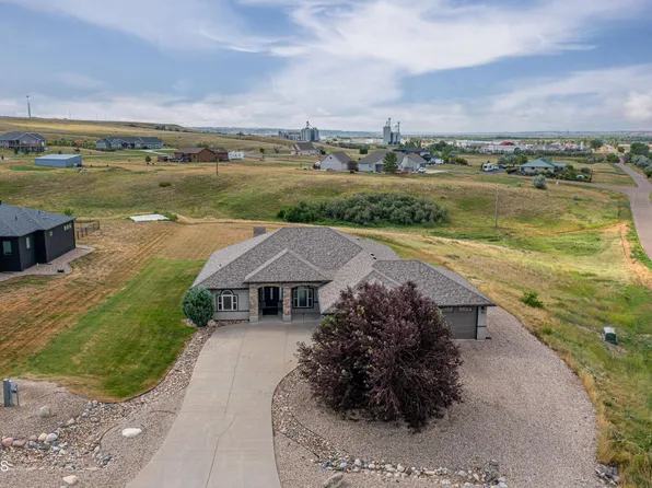 2004 16th St E, Williston, ND 58801