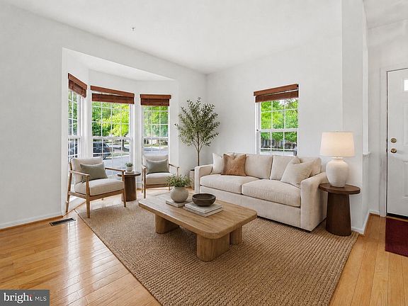 4th image of 211 Arbor Vista Ln