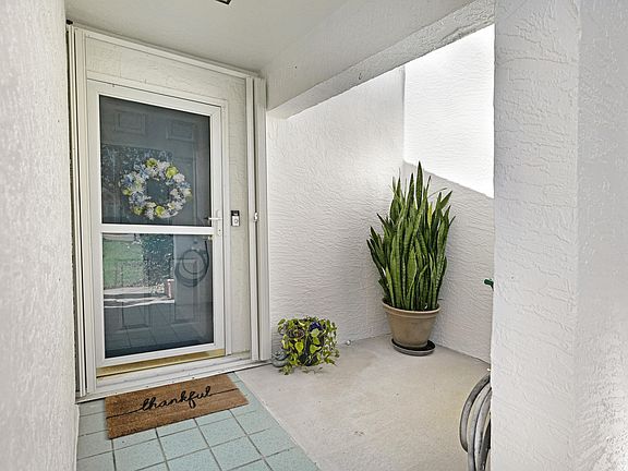 2nd image of 996 Villa Dr