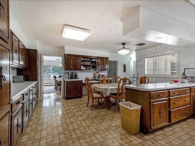 300 Edgedale Dr — Photo 16