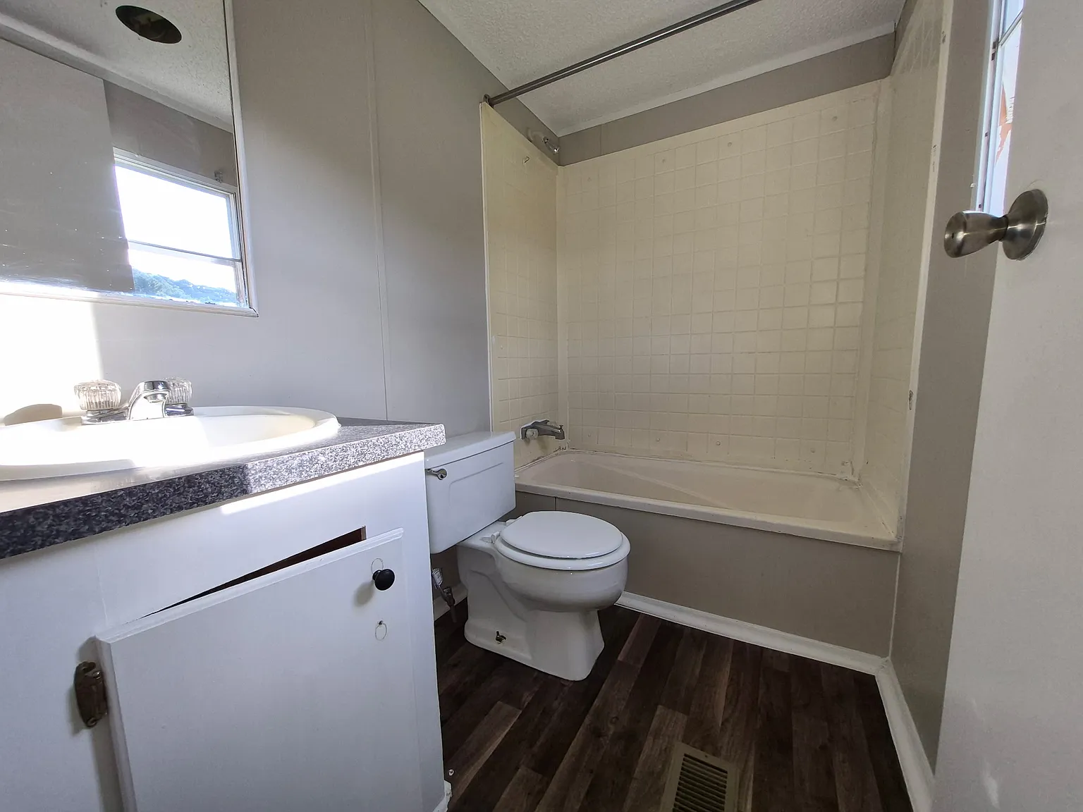 3 bed, $895 — Photo 2