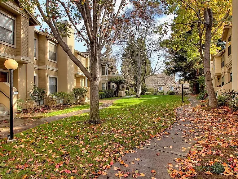 942 La Mesa Ter #B — Photo 3