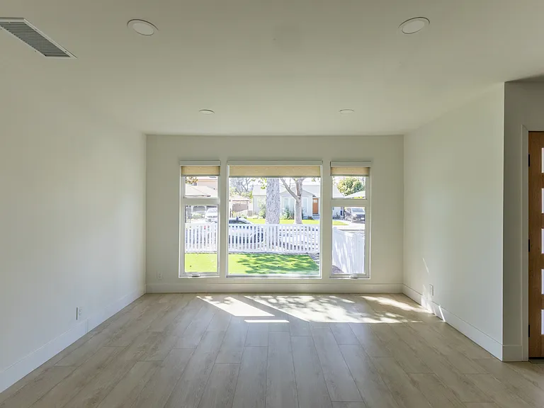17601 Hamlin St — Photo 12