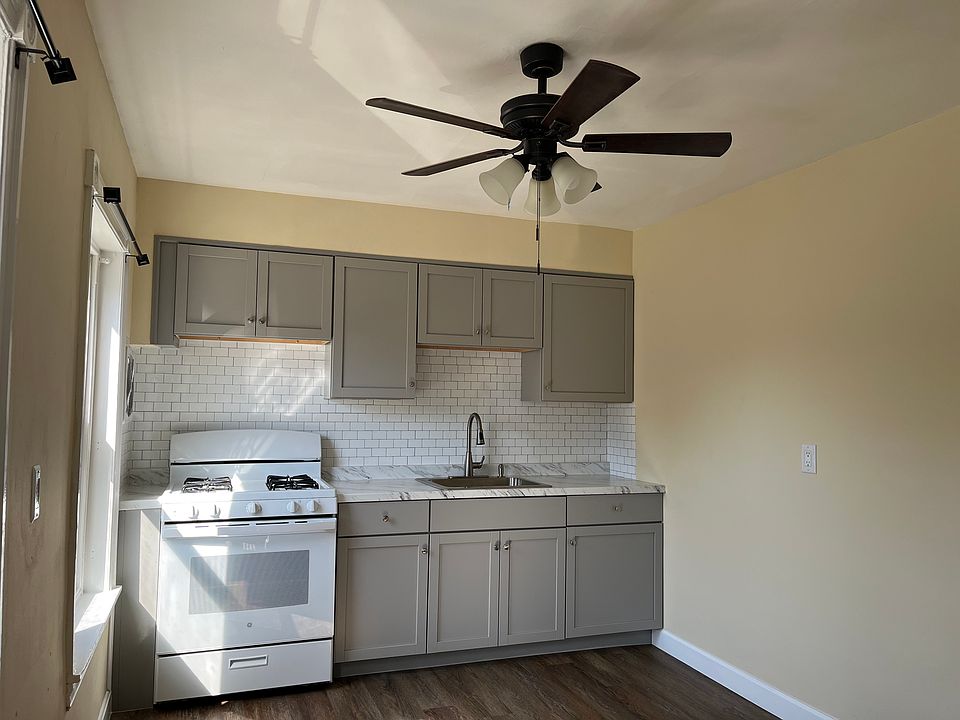 Large 15x10 sq ft kitchen with new floor