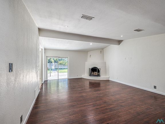 3rd image of 704 La Jolla Ln