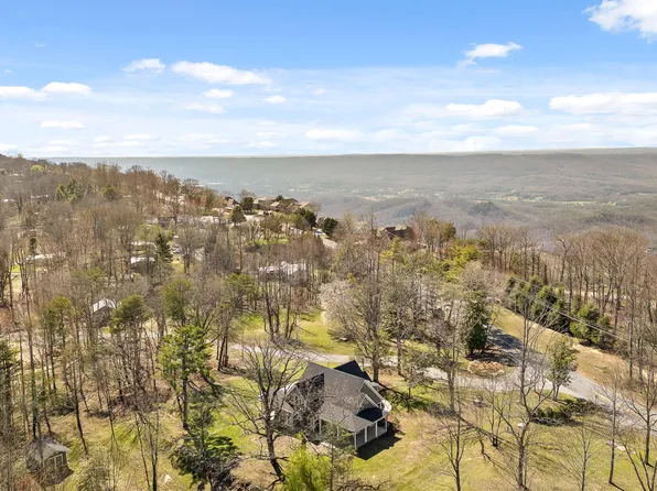 30 Maple Leaf Trl, Lookout Mountain, GA 30750