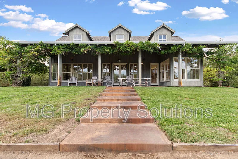 3 bed, 2.0 bath, 3066 sqft, $8,800 — Photo 1