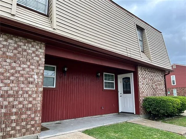 2 bed, 1.5 bath, 1250 sqft, $1,300 — Photo 2