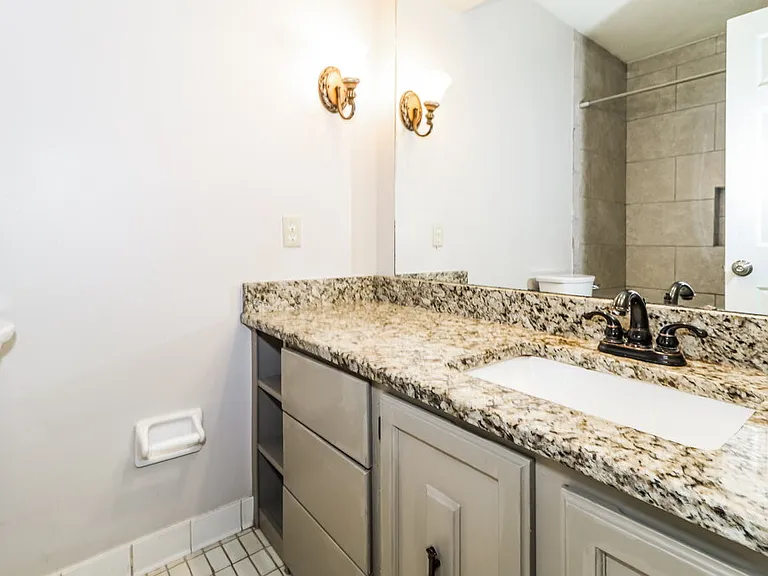 2209 Burlingate Dr — Photo 10