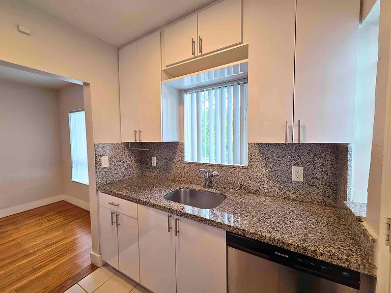 701 NE 16th Ave — Photo 15