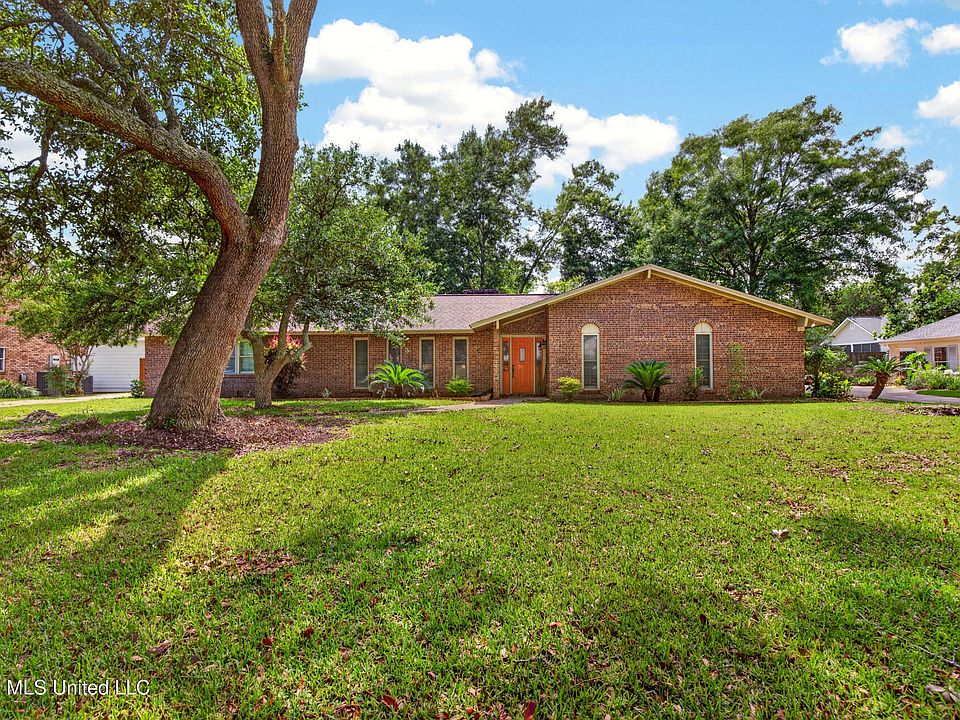 1st image of 43 Greenbriar Dr