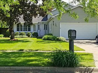 915 Boxwood Dr, Crystal Lake, IL 60014