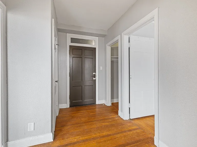 Piccadilly Apartments — Photo 24