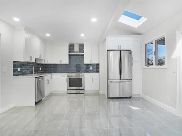 295 W 14th St, Deer Park, NY 11729