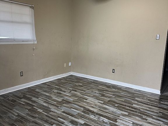 4th image of 1200 Elsa Jane St