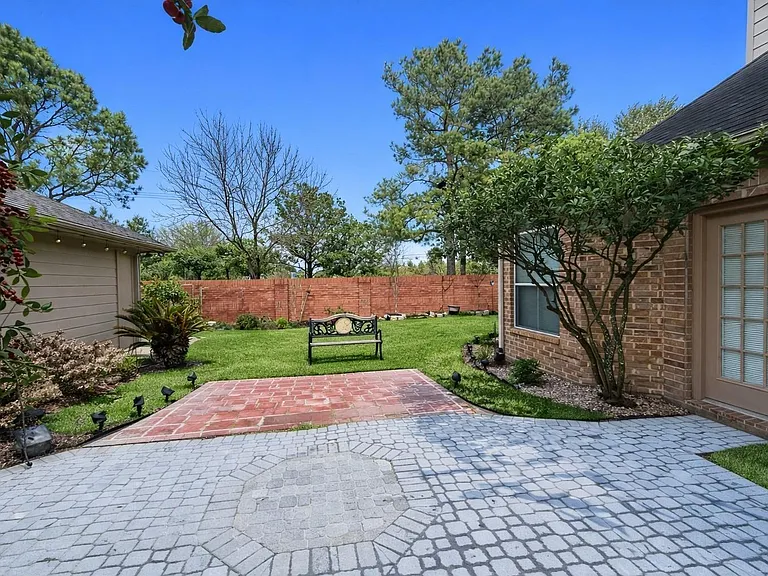 16807 Laguna Springs Dr — Photo 48