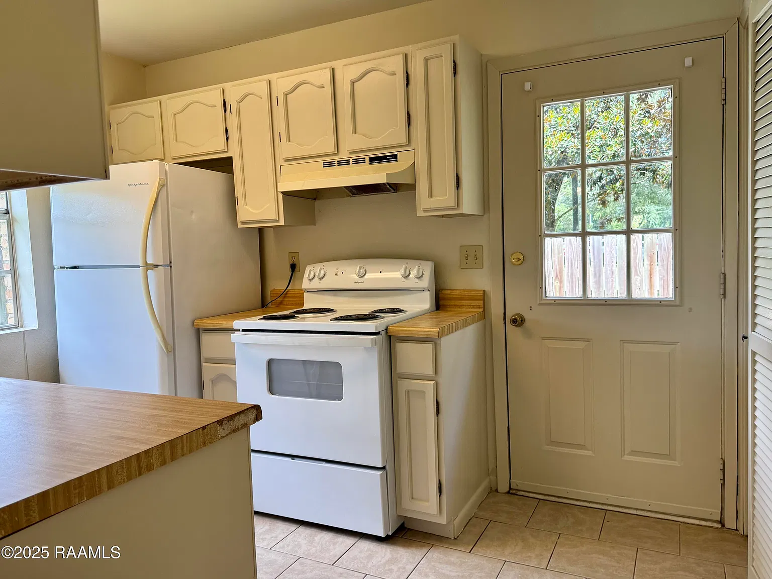 2 bed, 1.5 bath, 900 sqft, $1,100 — Photo 4