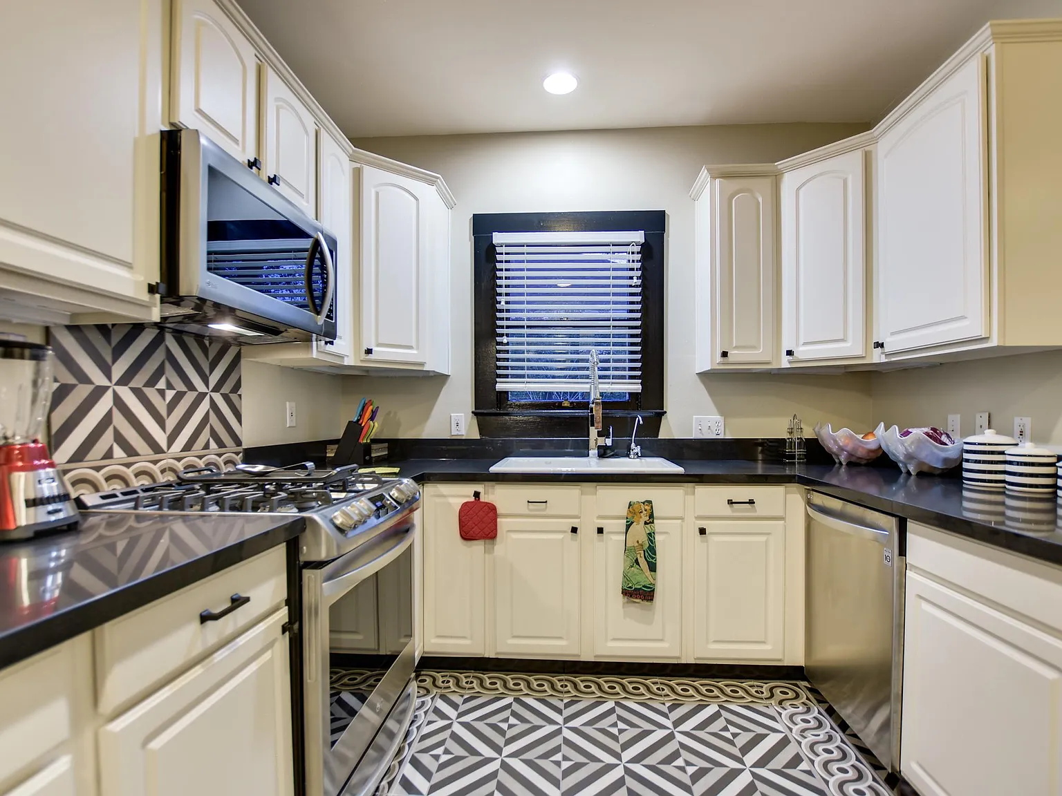 4 bed, 2780 sqft, $6,449 — Photo 4