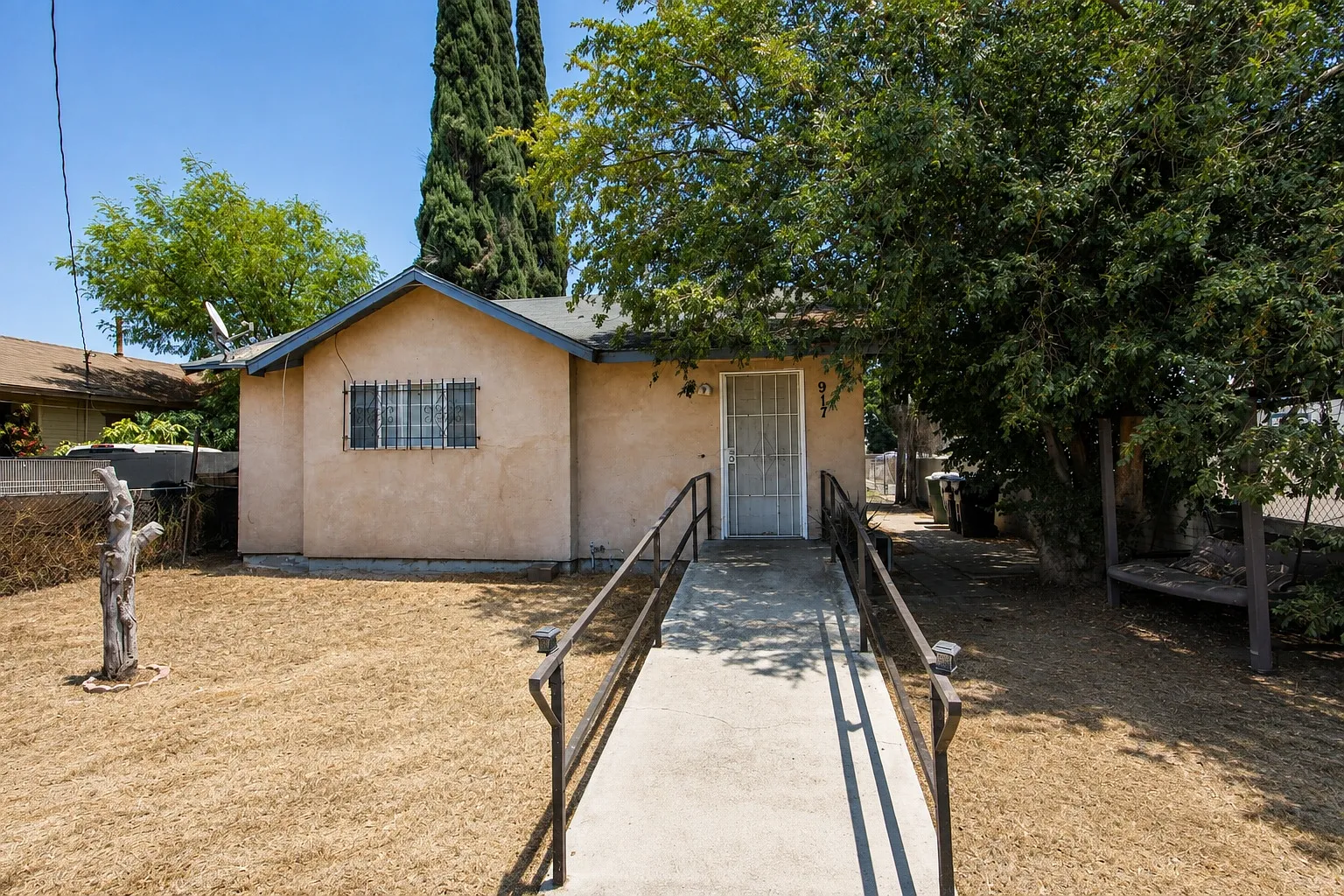 917 N H St — Photo 1