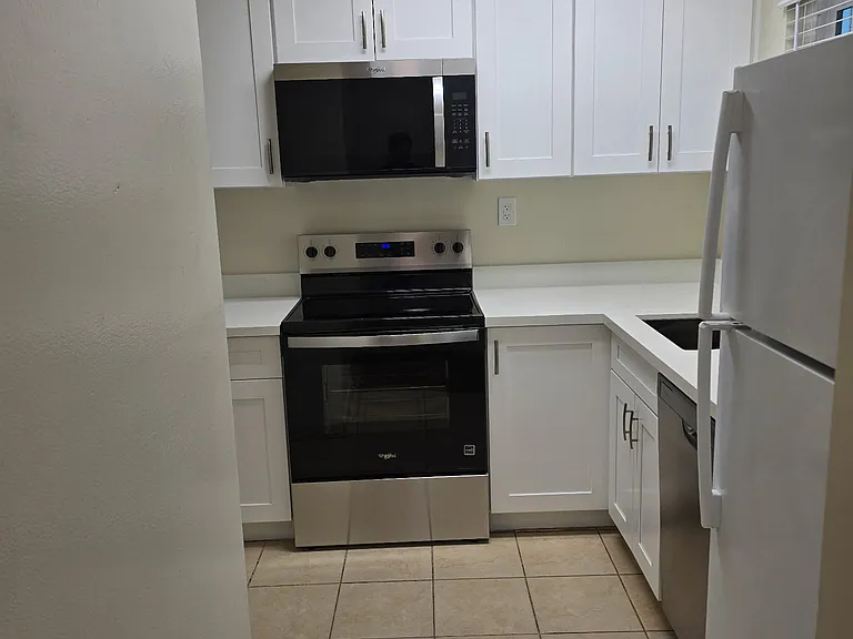 1034 Colorado Ave — Photo 2