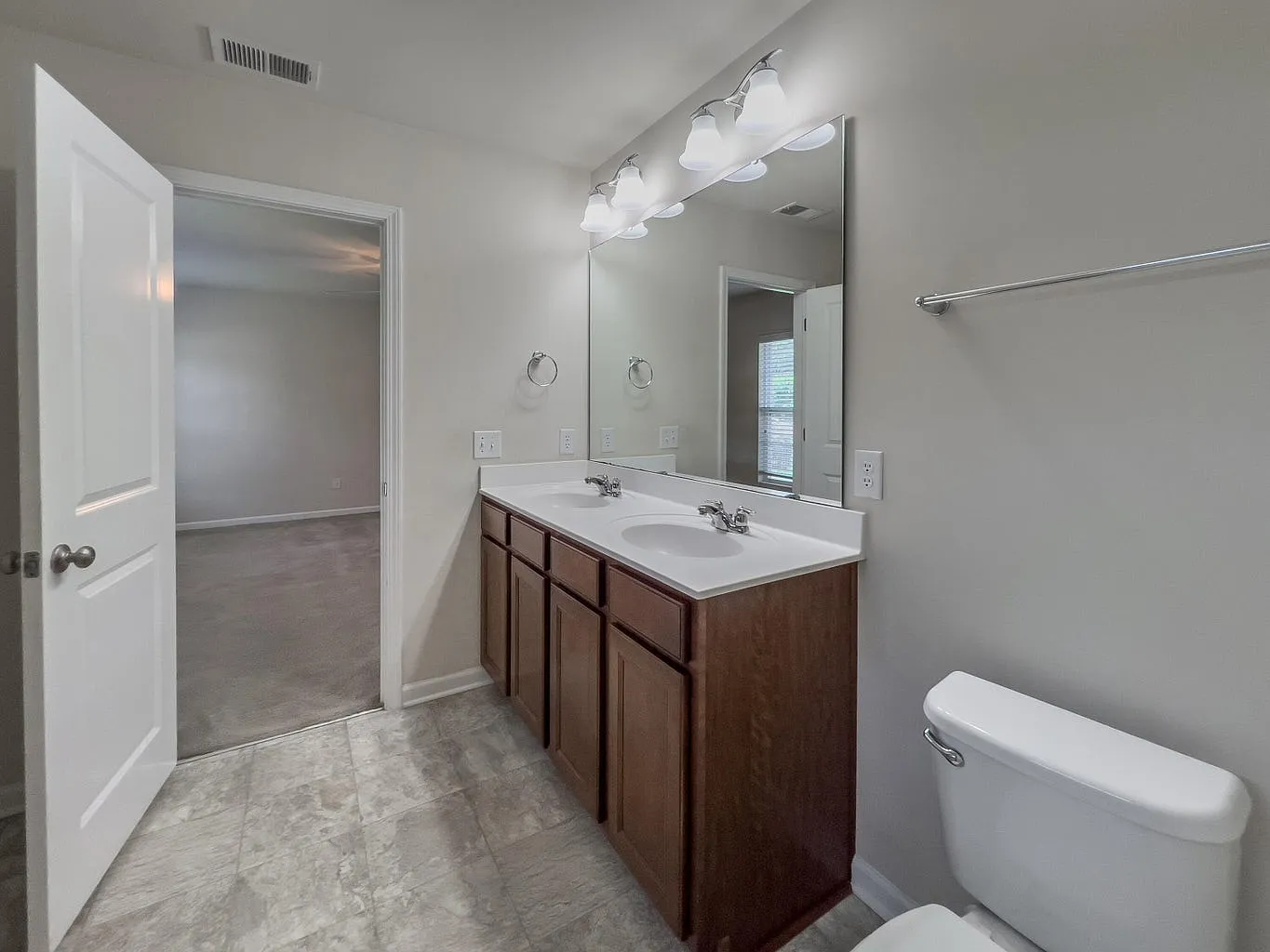 4 bed, 2370 sqft, $2,400 — Photo 4