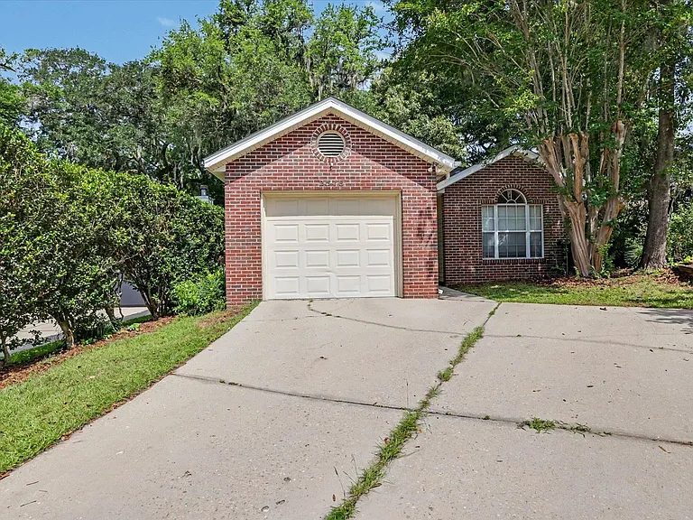2576 Yarmouth Ln — Photo 2
