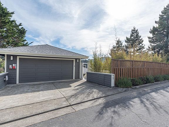 3rd image of 907 Alturas Way